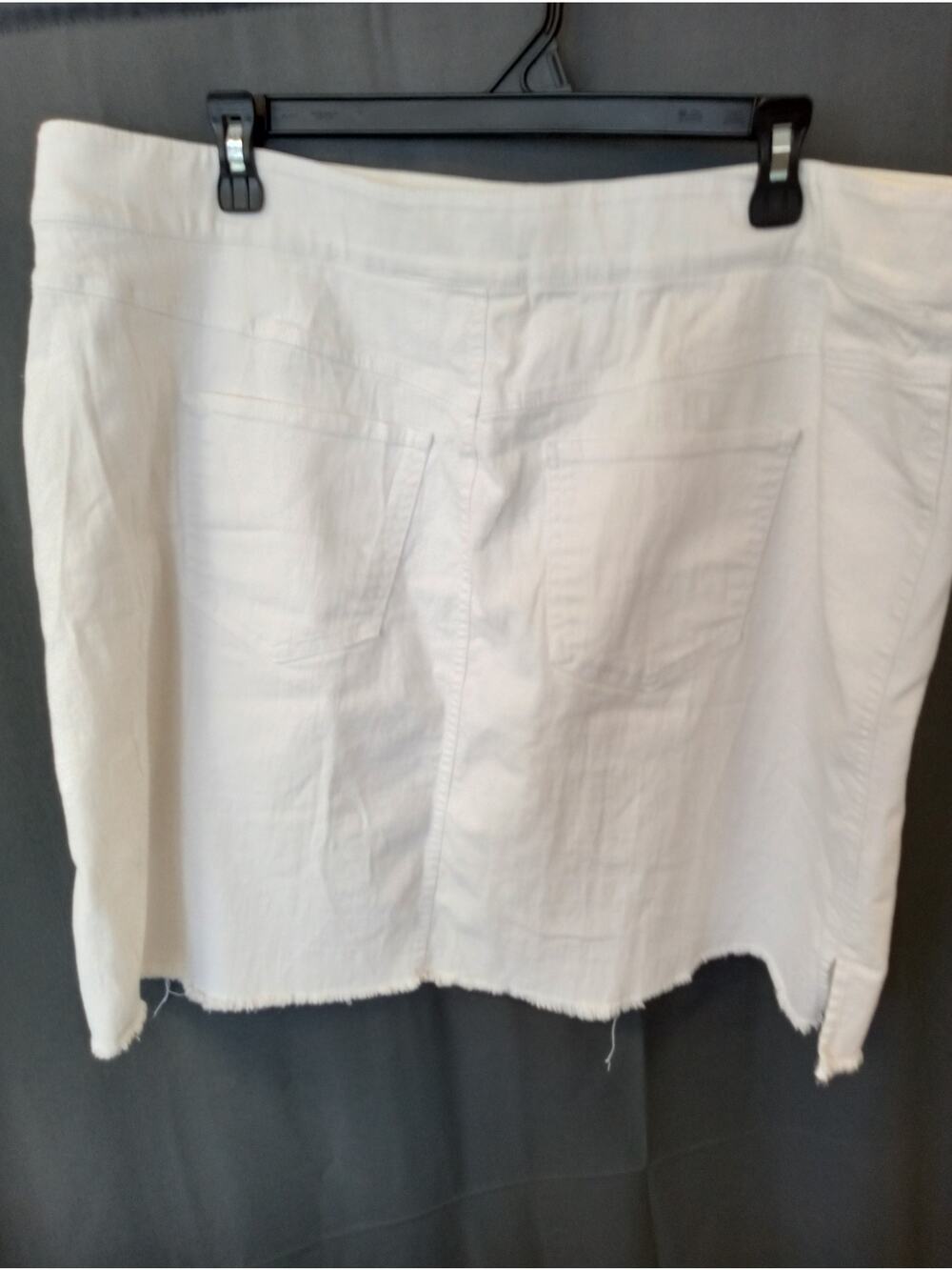 RUBY RD White Denim Skort Size 16W Exc Condition Frayed Hem 0366